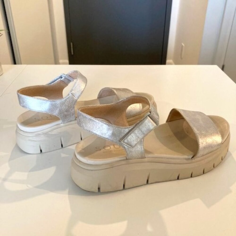 Naturalizer Gold tone Sandals